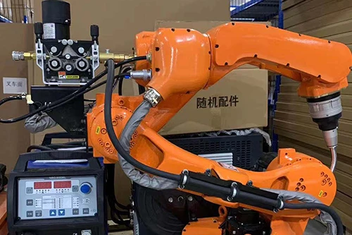 新しいフルズ溶接ロボットは配達の準備ができている